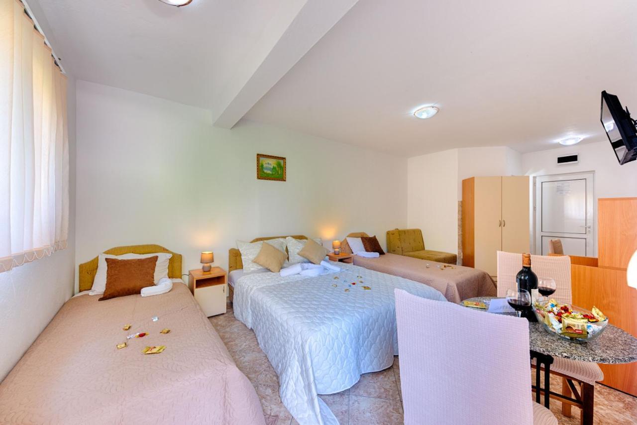 Hotel Dana Canj Exterior photo